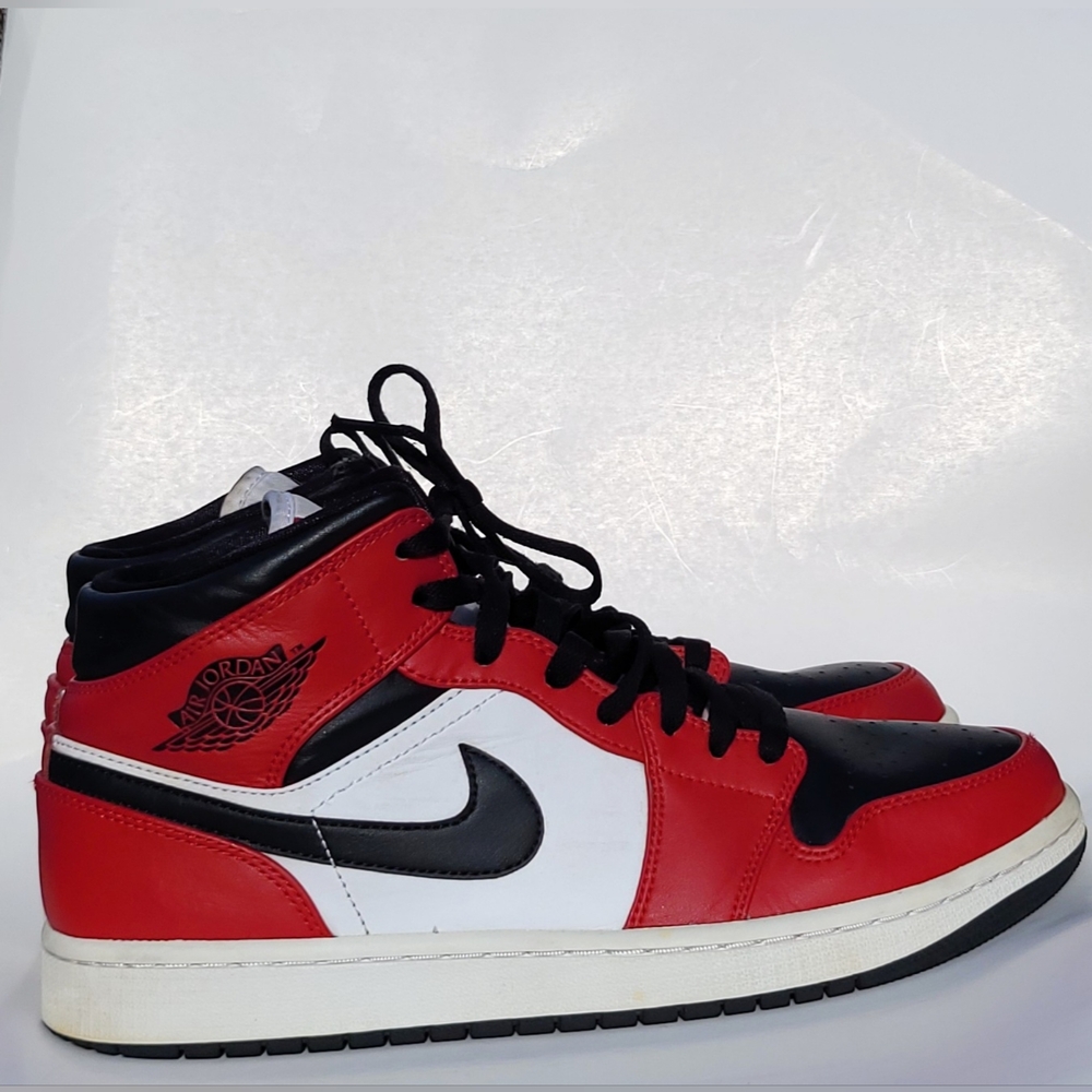 Jordan 1 mid Chicago